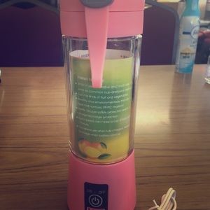 Portable battery rechargeable blender